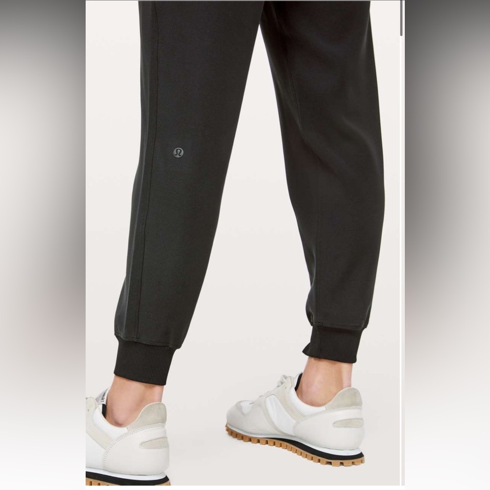Brand new Lululemon On the fly jogger*woven - Picture 3 of 10